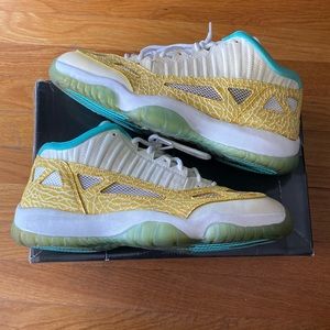 Men’s Air Jordan 11 Retro low LS, white/varsity maize-azure